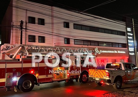 Incendio consume laboratorio en Monterrey
