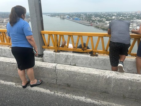 Personal de la Guardia Estatal evita suicidio en el Puente Tampico