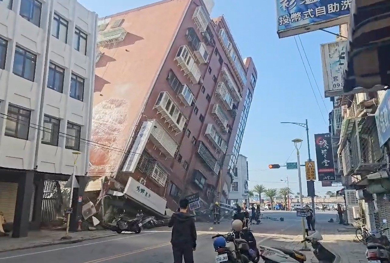 Las autoridades taiwanesas dijeron que el sismo y sus réplicas fueron los más intensos en esta isla en 25 años. Foto: AP.