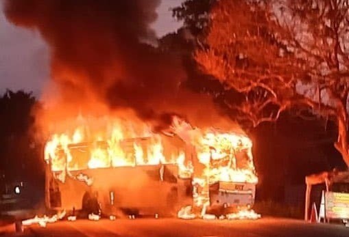 Mediante redes sociales comenzaron a circular fotos y videos de la quema de unidades automotrices. Foto: Nohemi Barcenas.
