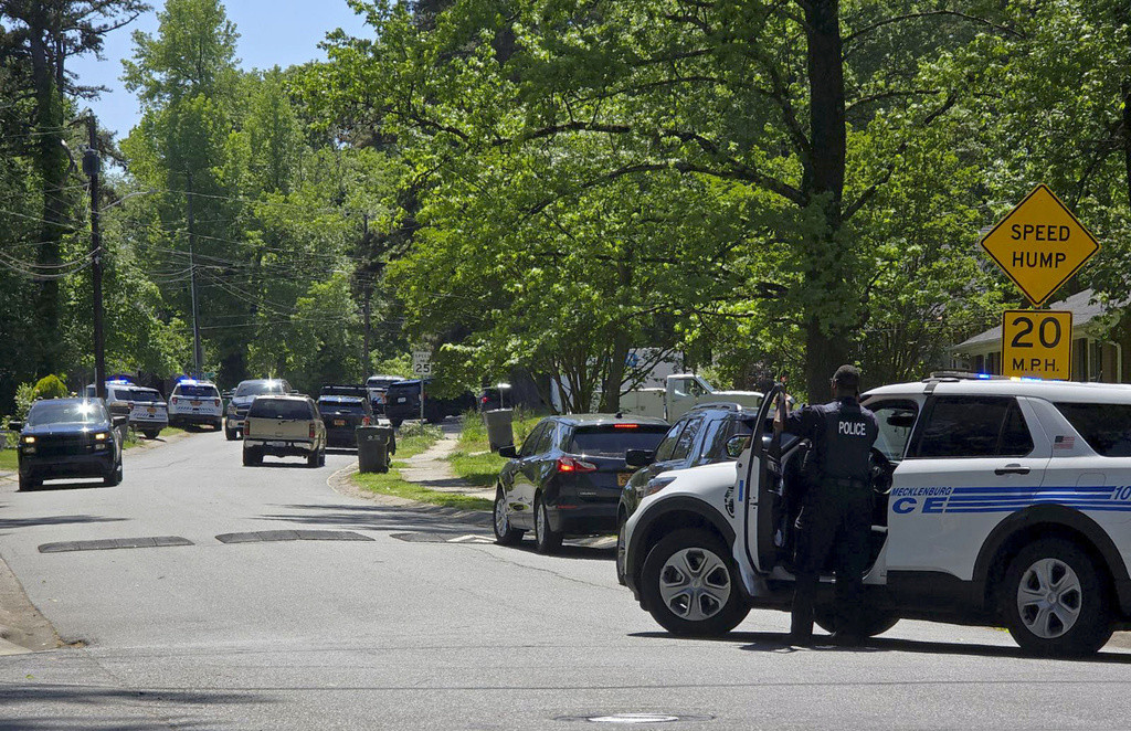 Policías establecen un perímetro en la zona donde varios agentes del orden fueron heridos de bala, el lunes 29 de abril de 2024, en Charlotte, Carolina del Norte. (Khadejeh Nikouyeh/The Charlotte Observer vía AP)