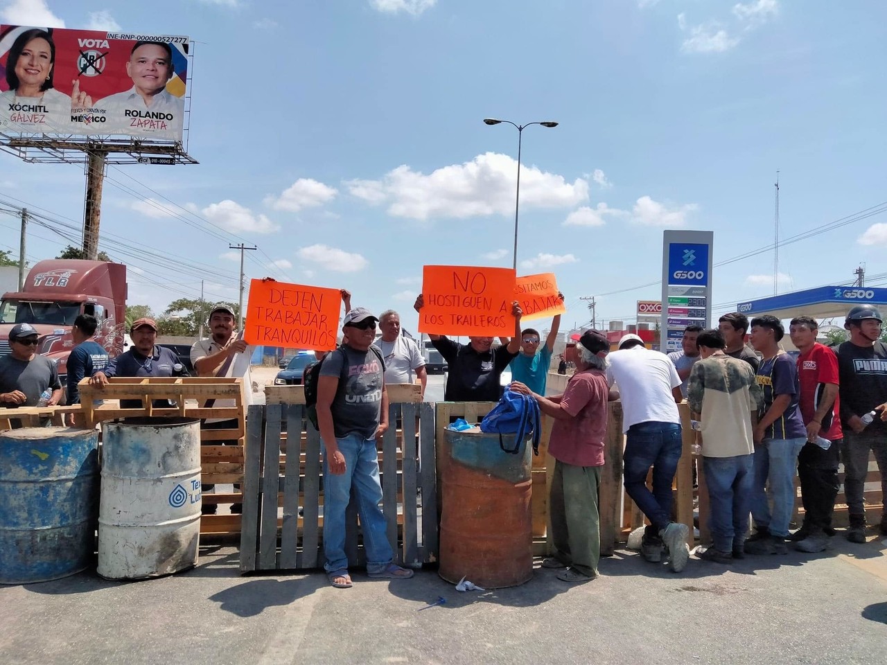Un grupo de comerciantes y traileros mantuvo bloqueada la carretera Mérida-Umán por dos horas ante el descontento que tienen con las autoridades del municipio.- Foto de Muy cotidiano y Notiuman