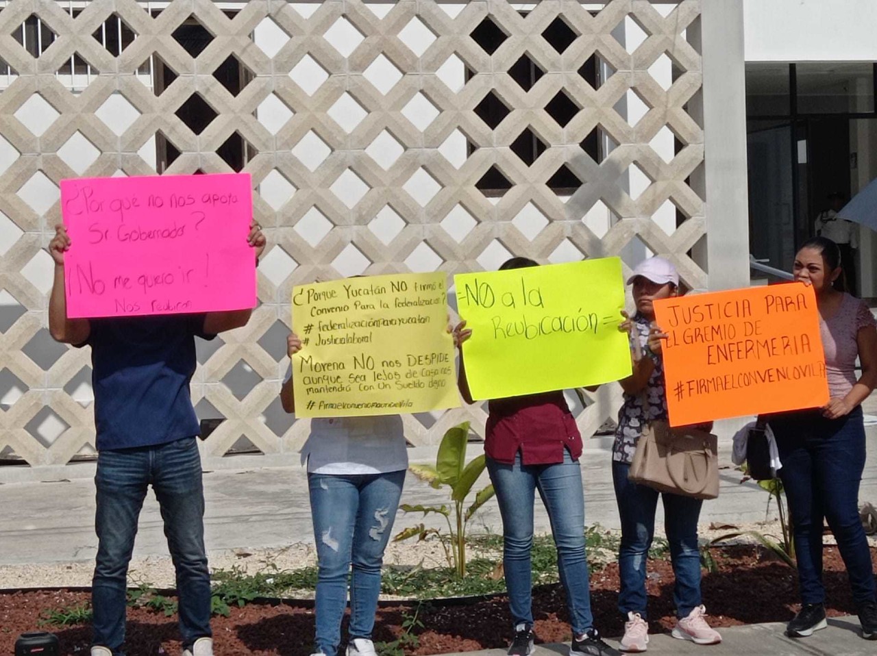 Protesta pacífica enfrente de las instalaciones del Hospital San Carlos en Tizimín. Foto: Redes sociales