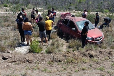 Muere tercera víctima de la volcadura en carretera de García