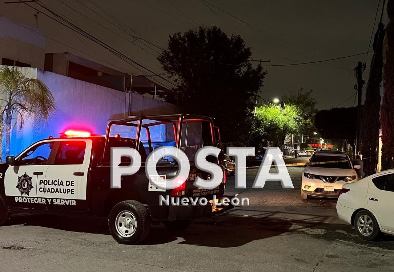 Policías municipales y agentes de la Fiscalía General de Justicia de Nuevo León arribaron al lugar para recabar evidencias. Foto: Raymundo Elizalde