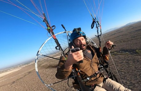 Cae youtuber desde 25 metros de altura tras falla en paracaídas (VIDEO)