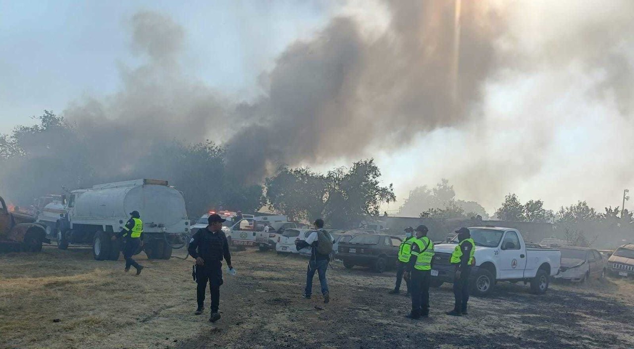 La Secretaría de Seguridad del Estado de México y la Policía Municipal se unieron para sofocar incendio en depósito de vehículos abandonados. Foto: @SS_Edomex