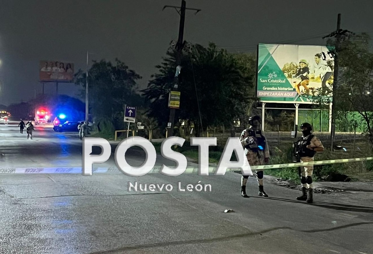 Elementos de la Guardia Nacional y Fuerza Civil asegurando la zona donde ocurrió el delito para que los elementos de la Fiscalía de Nuevo León comiencen las indagatorias. Foto: Raymundo Elizalde.