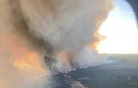 Miles de desalojos por incendio forestal en Columbia Británica, Canadá