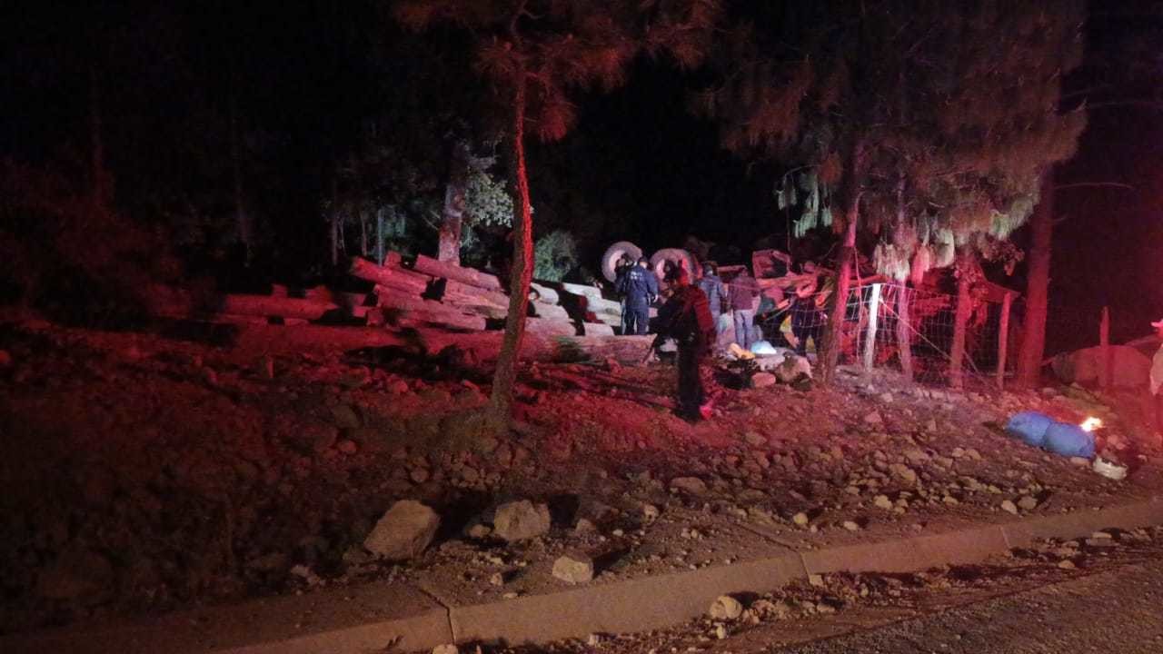 Dos personas murieron tras volcar en el camión en el que viajaban, el hecho ocurrió en el municipio de Mezquital. Foto: Especial.