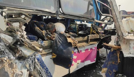 Camión de pasajeros choca contra camión pluma en la México-Pachuca