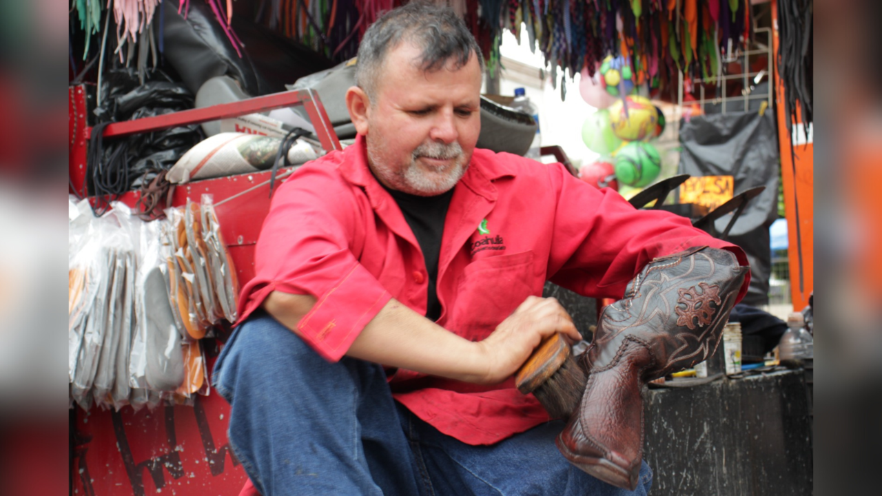 Luis Gabriel boleando una bota / Foto: Victor Martinez