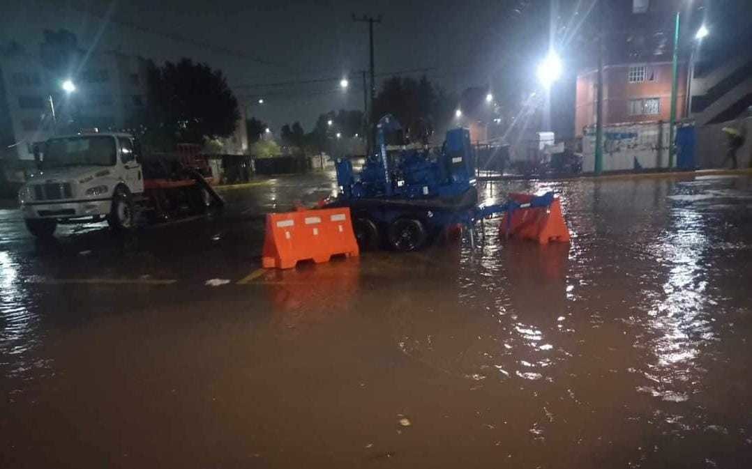Inundaciones afectan la vía José López Portillo en Tultitlán. Foto: RRSS