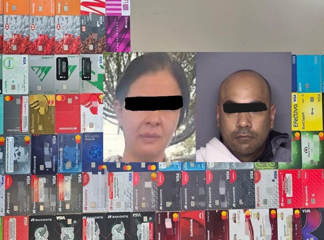 Los detenidos y las tarjetas de crédito que clonaban. Foto: Raymundo Elizalde.