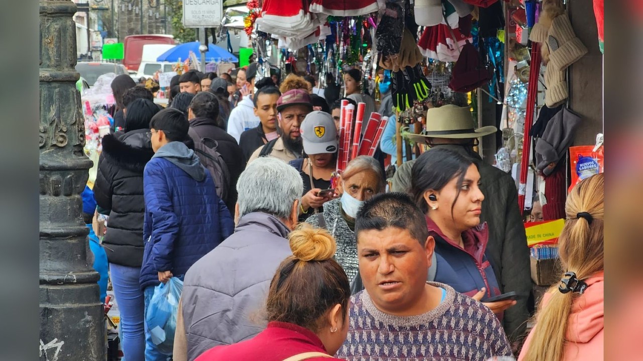 Duranguenses en un día de centro histórico lleno, mientras caminan por la avenida 20 de Noviembre. Foto: Luis Lozano.