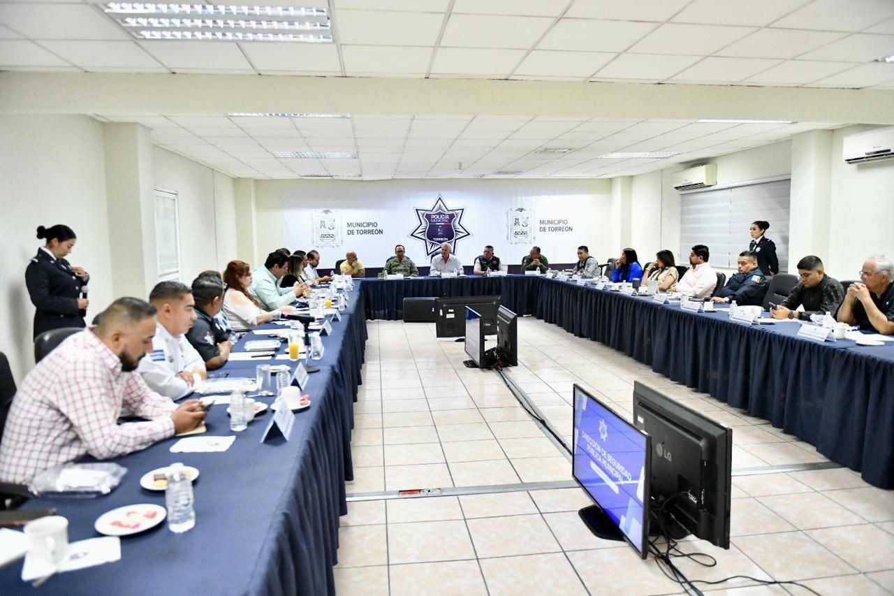 El alcalde Román Alberto Cepeda González encabezó una reunión semanal de seguridad. (Fotografía: Gobierno de Torreón)