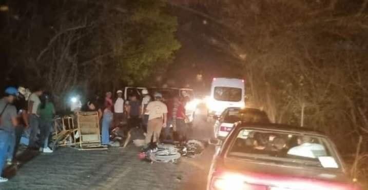 Tres personas resultaron lesionadas la noche del domingo luego de chocar en la vía Peto -Tahdziu .- Foto de redes sociales