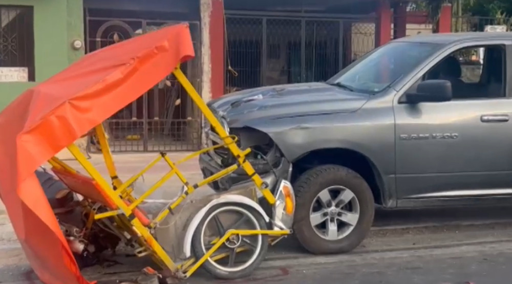 Una persona en estado de ebriedad quien manejaba una camioneta chocó contra un mototaxi en el que viajaban tres personas la mañana de este jueves en Kanasín.- Foto  de redes sociales