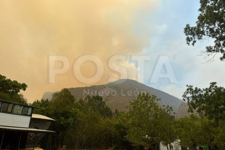 Siguen labores para apagar llamas en Santiago: no hay riesgo para cabañas