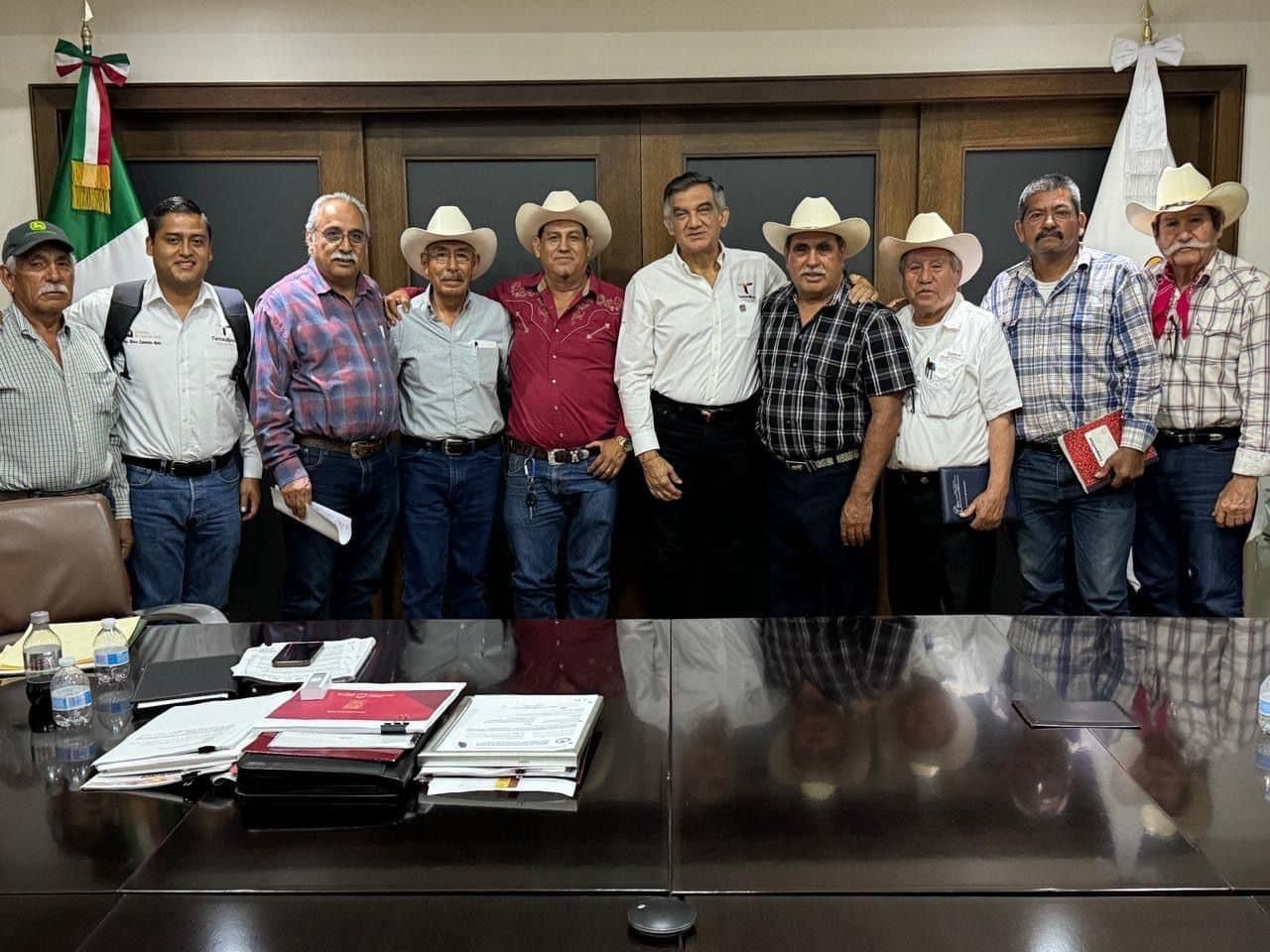 Américo Villarreal se reunió con los productores de sorgo que mantenían cerrada la circulación en la carretera Victoria - Matamoros, logrando acuerdos para el beneficio de los productores. Foto: Gobierno de Tamaulipas