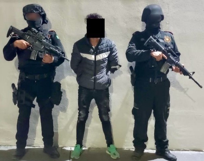 El detenido Jesús 'N' junto a los elementos de Fuerza Civil luego de su arresto. Foto: Grupo de Coordinación para la Seguridad de Nuevo León.