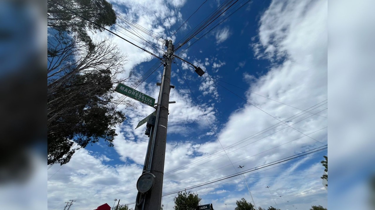 Los fuertes vientos que se han registrado en la capital del estado, han dañado severamente las instalaciones de las luminarias. Foto: Jesús Carrillo.