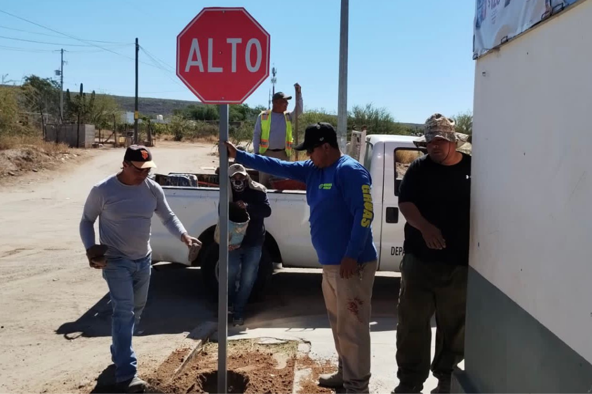 Instalacion de 4 altos en colonias de La Paz. Foto: Facebook / Dirección de Seguridad y Tránsito Municipal de La Paz