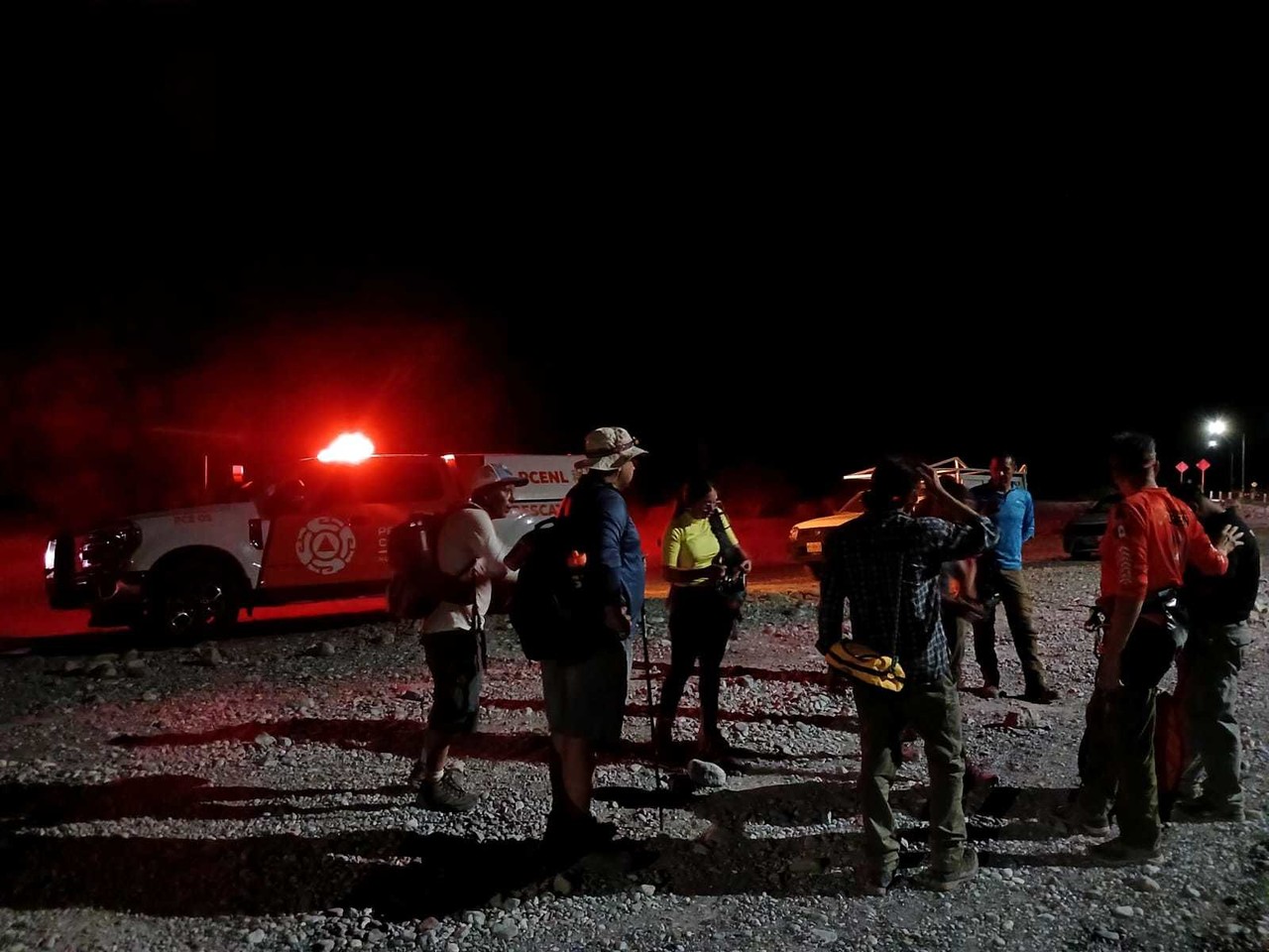 Cuadrillas de Protección Civil de Nuevo León preparando equipo para ir por los senderista. Foto: Protección Civil de Nuevo León.