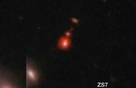 Telescopio Espacial Webb detecta fusión de dos agujeros negros