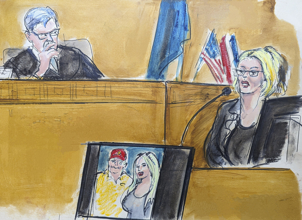 En este dibujo del tribunal, Stormy Daniels testifica en el estrado mientras el juez Juan Merchan observa, el martes 7 de mayo de 2024, en Nueva York. En una pantalla, se muestra una fotografía de Donald Trump y Daniels de su primer encuentro. (Elizabeth W