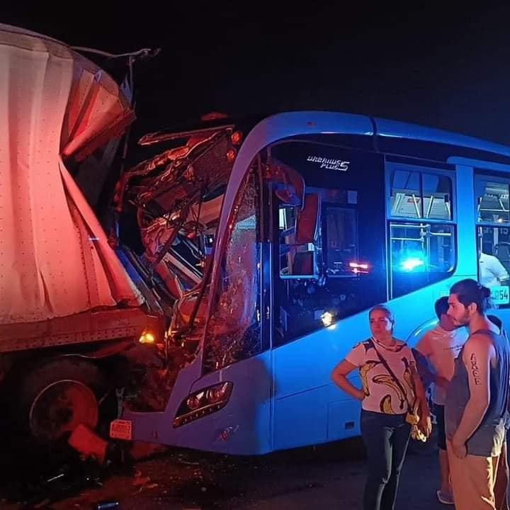 Una unidad de transporte del sistema Va y Ven tuvo un fuerte accidente que dejó como saldo 11 lesionados la noche del martes.- Foto de redes sociales