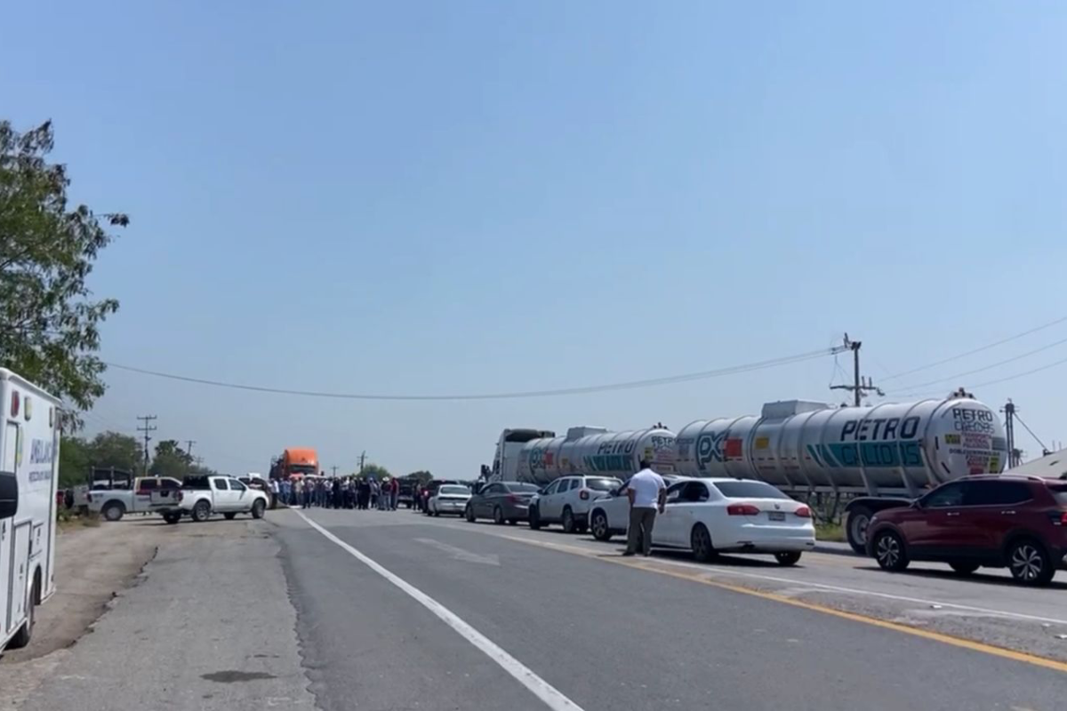 La carretera Victoria- Reynosa se encuentra bloqueada a la altura del ejido Miguel Hidalgo en el libramiento San Fernando. Foto: Ignacio Aceves