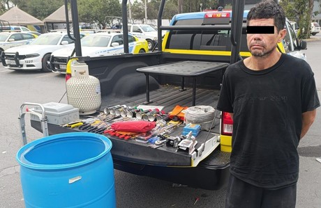 Detienen a hombre con drogas y herramientas robadas en Monterrey