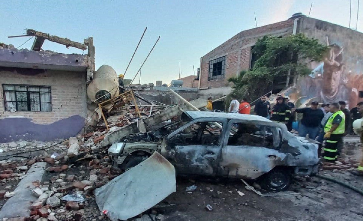 La vivienda quedó reducida a escombros tras la explosión de pólvora; equipos de rescate buscan más víctimas. Foto: Facebook Protección Civil Jalisco