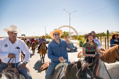 Manuel Cota se compromete a impulsar cabalgata y tradiciones en La Paz