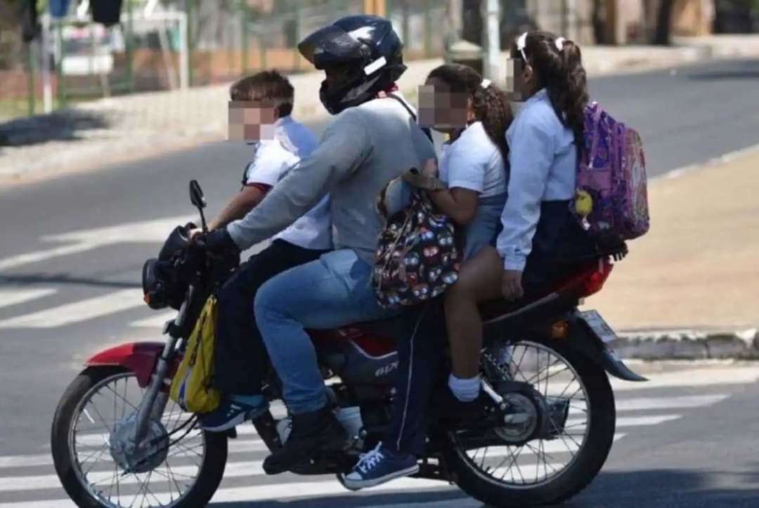 Los Congresos estatales tienen cinco meses para adecuar sus legislaciones para prohibir que los niños viajen en motocicleta. Foto: X @huamantla