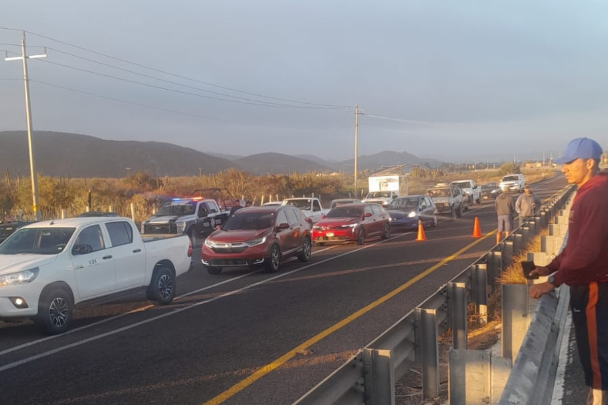 Tráfico lento por cierre de la carretera transpeninsular al sur de La Paz. Foto: Facebook / Dirección de Seguridad y Tránsito Municipal de La Paz