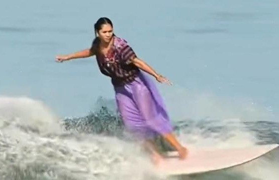 La surfista Patricia Ornelas vestida con un huipil mientras surfeaba. Foto: X @DeTodoUnPoco677.