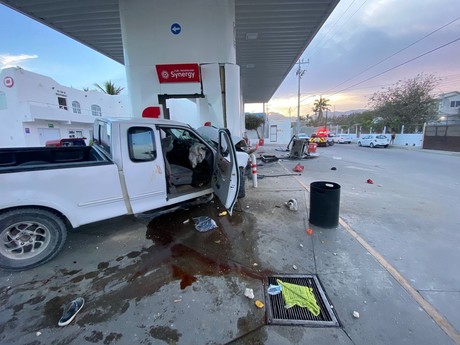 Cuatro personas lesionadas tras choque contra gasolinera en Los Cabos