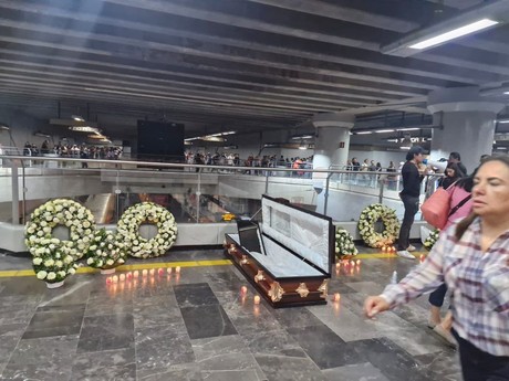 ¡Con ataúd!, protestan dentro del Metro por muerte de 26 personas en Línea 12
