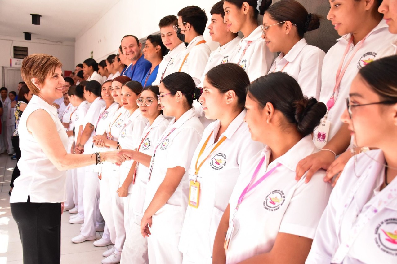La presidenta honoraria del DIF Torreón, Selina Bremer, saludando a estudiantes de Enfermería. (Fotografía: DIF Torreón)