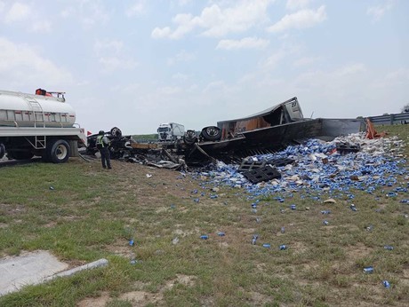 Chocan tres vehículos de carga en China, Nuevo León