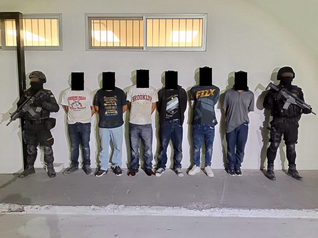 Los seis presuntos delincuentes detenidos y presentados por elementos de Fuerza Civil. Foto: Fuerza Civil.