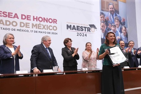 Reconoce Delfina Gómez a 33 docentes; refuerza alianza con el magisterio