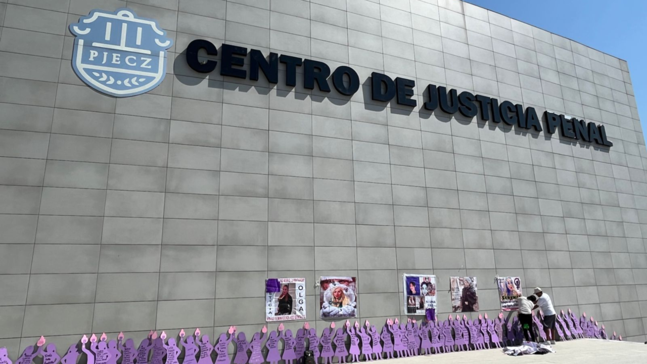 Centro de Justicia Penal adornado con pancartas feministas de mensajes de concientización / Foto: Leslie Delgado