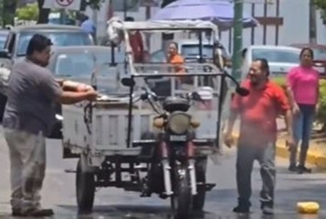 Hombre apaga incendio de una moto con refresco (VIDEO)