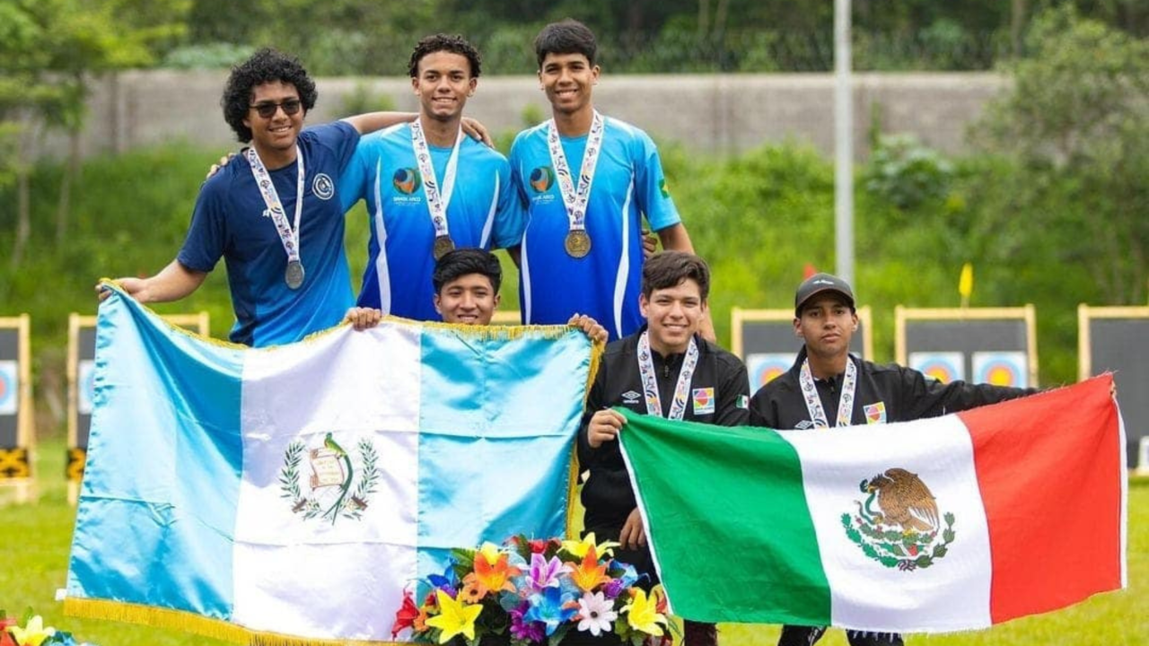 Arqueros posando con sus medallas después del encuentro en el Campeonato Panamericano de la Juventud y Master en Tiro con Arco / Foto: Instituto Estatal del Deporte de Coahuila