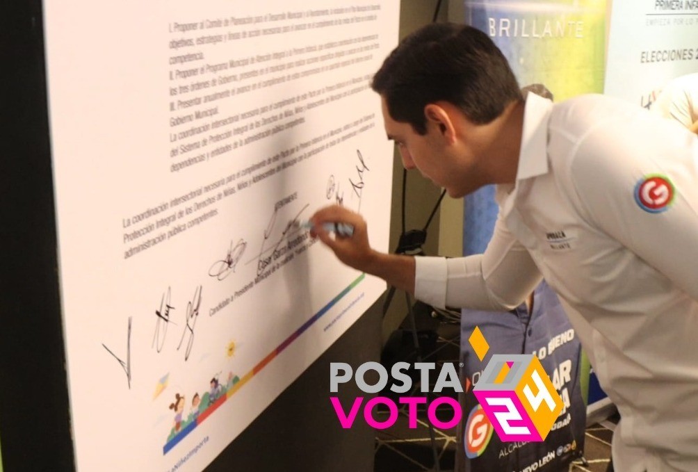 César Garza Arredondo firmando el pacto por la primera infancia. Foto: EliteMedia.