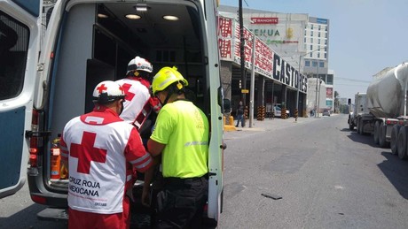 Automóvil impacta poste y atropella a dos personas en Monterrey