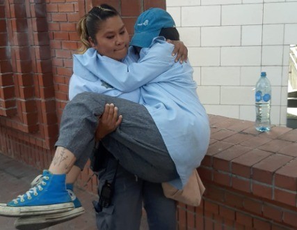 La oficial carga a la joven que intentó quitarse la vida tras experimentar un trauma de pequeña, antes le había asegurado el frasco con el que quería atentar contra su vida. Foto: Policía de Monterrey